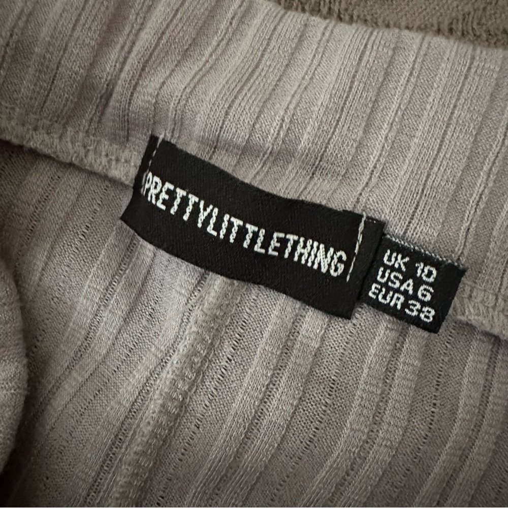 PrettyLittleThing • Ruffle Hem Ribbed Shorts - Picture 3 of 5